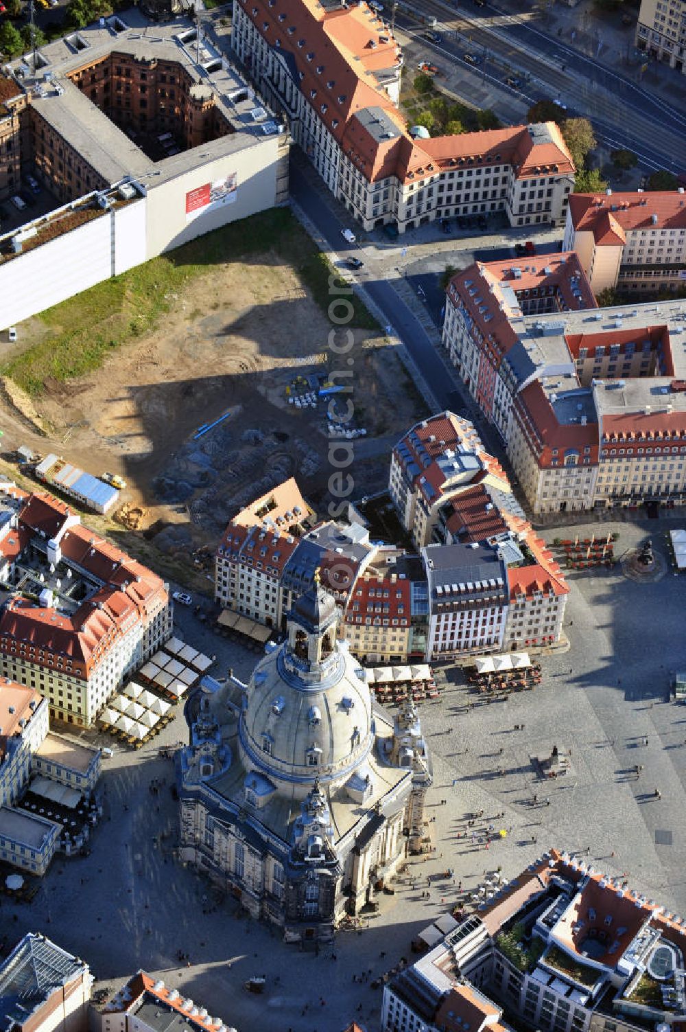 Aerial photograph Dresden - Blick auf die Kuppel der wiederhergestellte Dresdner Frauenkirche, der evangelisch-lutherische Kirche des Barocks und der prägende Monumentalbau des Dresdner Neumarkt. View of the restored Frauenkirche in Dresden, the Evangelical-Lutheran Church of the Baroque and monumental building on the Neumarkt.