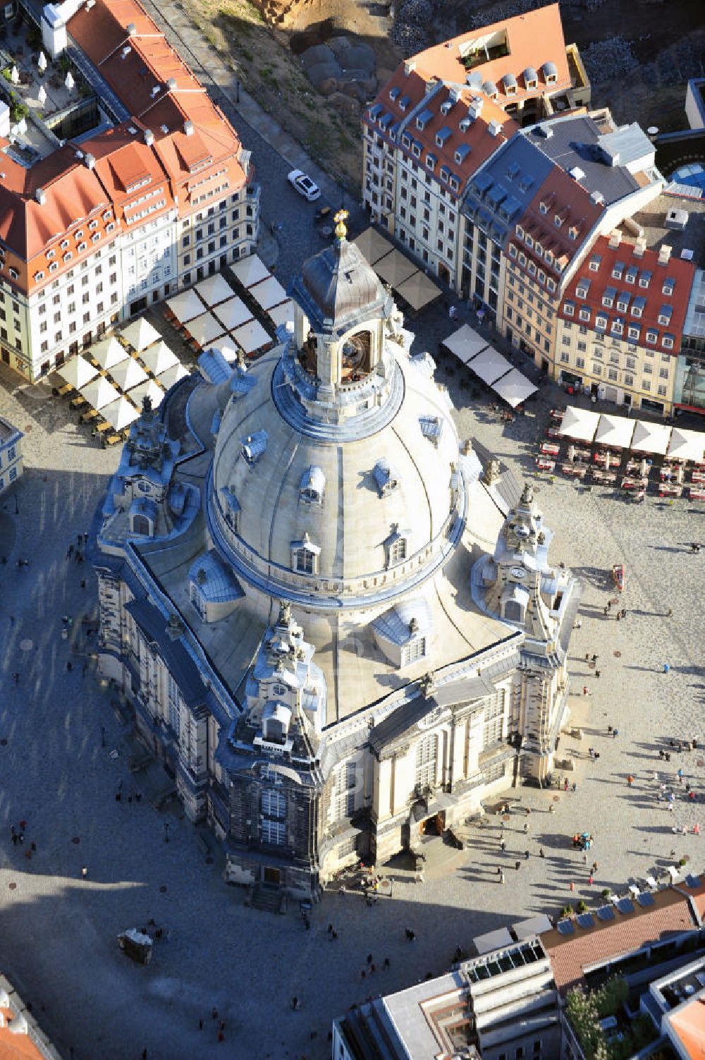 Dresden from above - Blick auf die Kuppel der wiederhergestellte Dresdner Frauenkirche, der evangelisch-lutherische Kirche des Barocks und der prägende Monumentalbau des Dresdner Neumarkt. View of the restored Frauenkirche in Dresden, the Evangelical-Lutheran Church of the Baroque and monumental building on the Neumarkt.