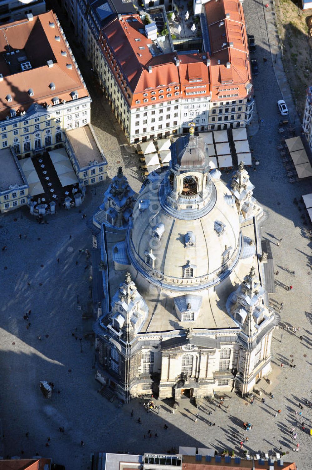 Dresden from the bird's eye view: Blick auf die Kuppel der wiederhergestellte Dresdner Frauenkirche, der evangelisch-lutherische Kirche des Barocks und der prägende Monumentalbau des Dresdner Neumarkt. View of the restored Frauenkirche in Dresden, the Evangelical-Lutheran Church of the Baroque and monumental building on the Neumarkt.