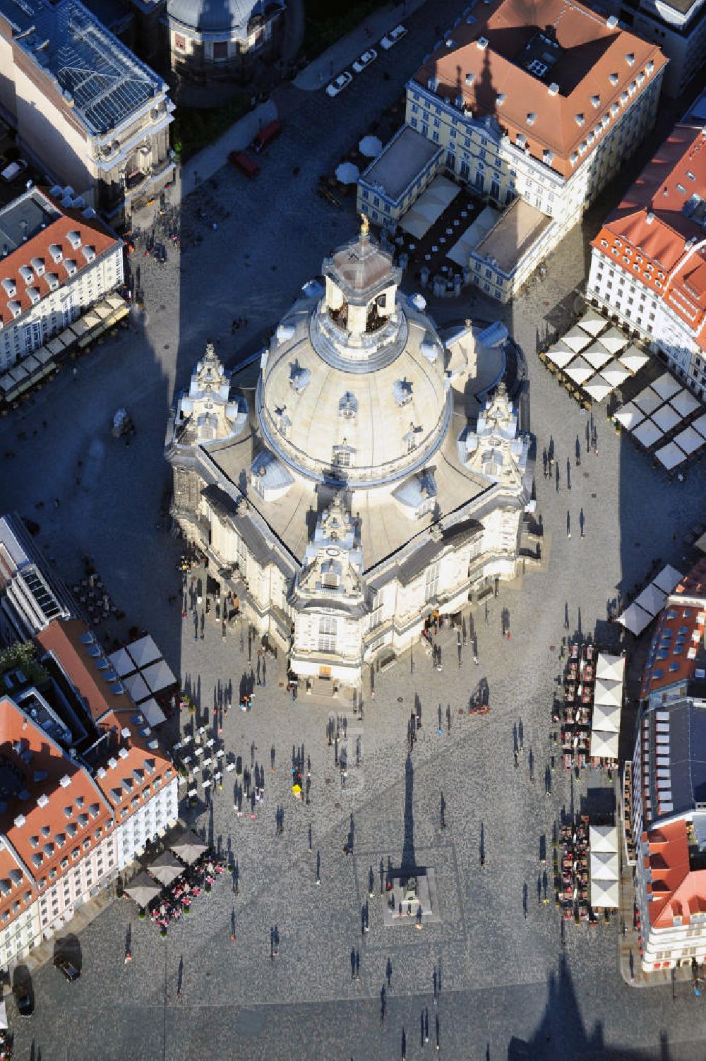 Aerial photograph Dresden - Blick auf die Kuppel der wiederhergestellte Dresdner Frauenkirche, der evangelisch-lutherische Kirche des Barocks und der prägende Monumentalbau des Dresdner Neumarkt. View of the restored Frauenkirche in Dresden, the Evangelical-Lutheran Church of the Baroque and monumental building on the Neumarkt.