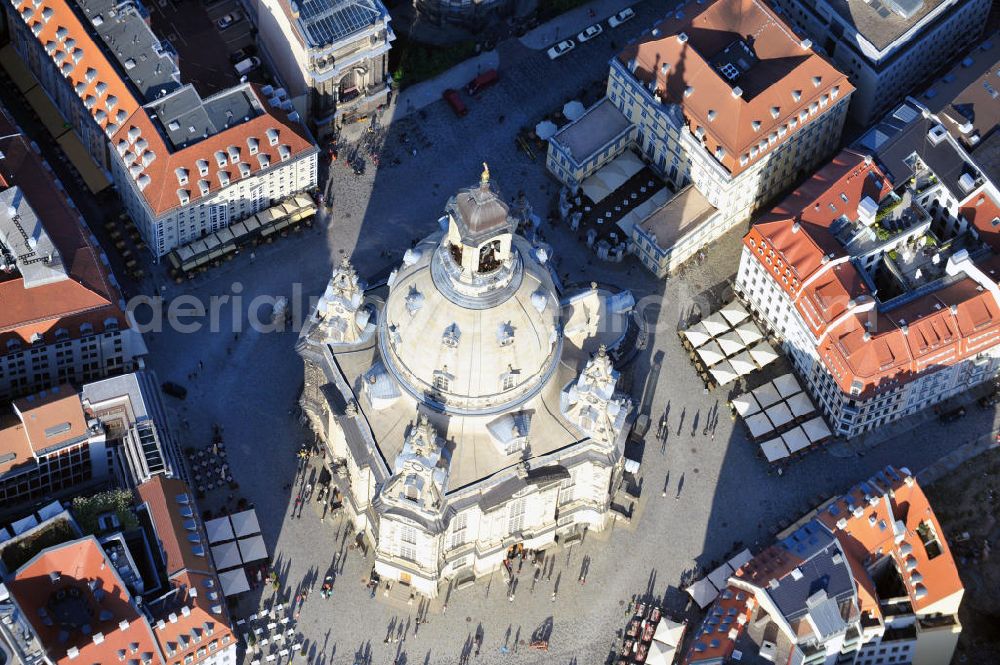 Dresden from above - Blick auf die Kuppel der wiederhergestellte Dresdner Frauenkirche, der evangelisch-lutherische Kirche des Barocks und der prägende Monumentalbau des Dresdner Neumarkt. View of the restored Frauenkirche in Dresden, the Evangelical-Lutheran Church of the Baroque and monumental building on the Neumarkt.