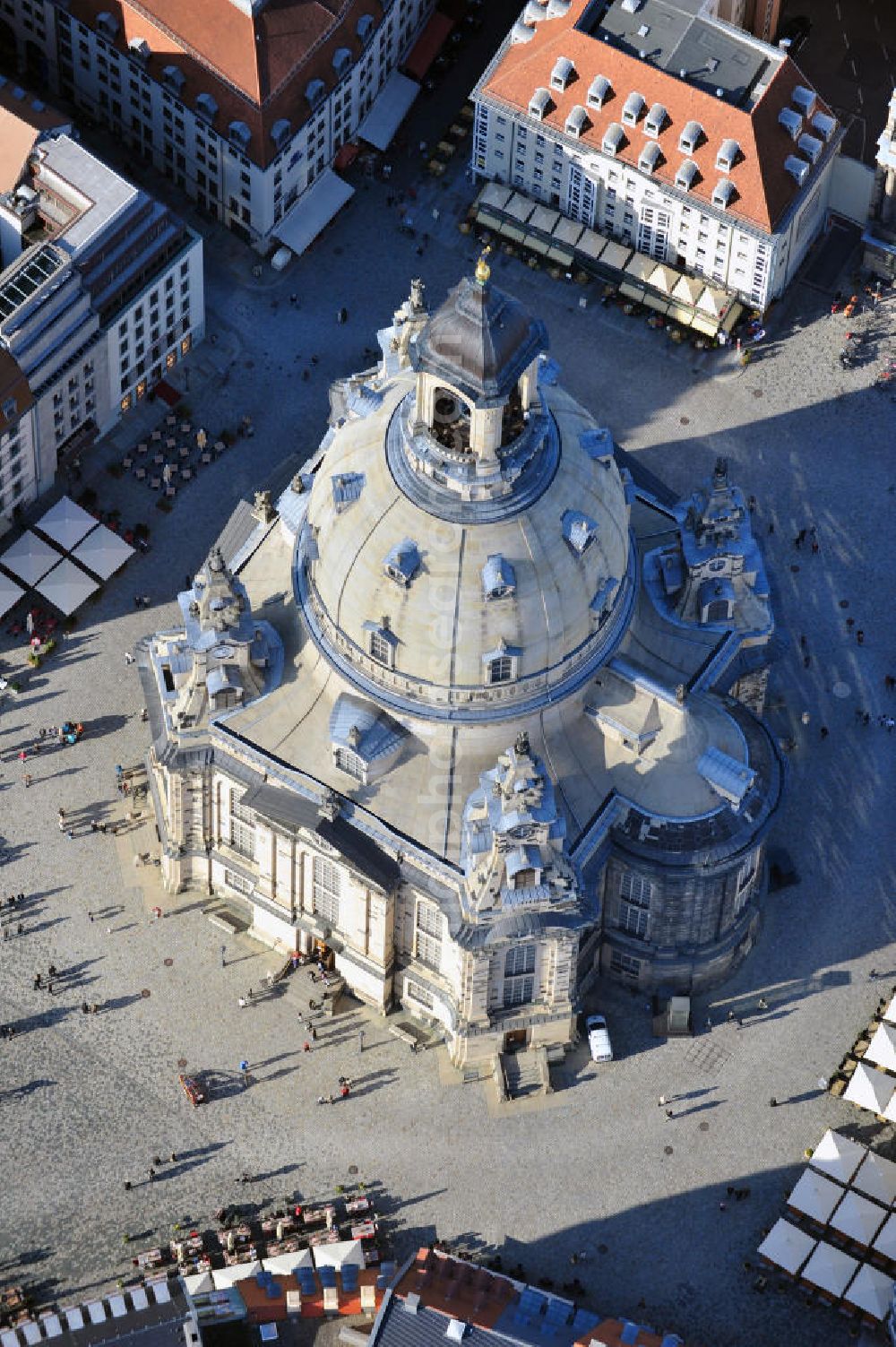 Aerial image Dresden - Blick auf die Kuppel der wiederhergestellte Dresdner Frauenkirche, der evangelisch-lutherische Kirche des Barocks und der prägende Monumentalbau des Dresdner Neumarkt. View of the restored Frauenkirche in Dresden, the Evangelical-Lutheran Church of the Baroque and monumental building on the Neumarkt.