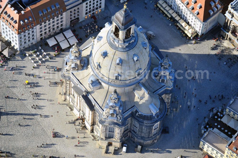 Aerial photograph Dresden - Blick auf die Kuppel der wiederhergestellte Dresdner Frauenkirche, der evangelisch-lutherische Kirche des Barocks und der prägende Monumentalbau des Dresdner Neumarkt. View of the restored Frauenkirche in Dresden, the Evangelical-Lutheran Church of the Baroque and monumental building on the Neumarkt.