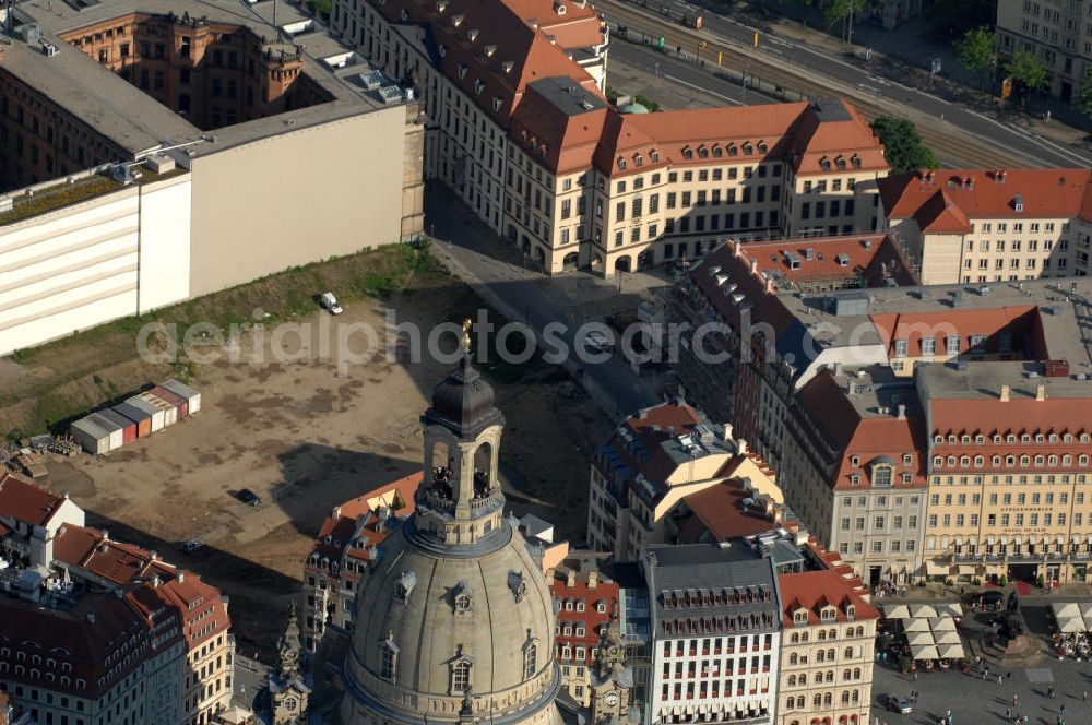 Dresden from the bird's eye view: Blick über die Kuppel der Dresdner Frauenkirche auf das Baufeld Quartier III an der Polizeidirektion Landhausstraße in der Inneren Altstadt Dresdens. View over dome of Dresden Frauenkirche on construction site quarter III at police authority building Landhausstraße in the inner historic city of Dresden.