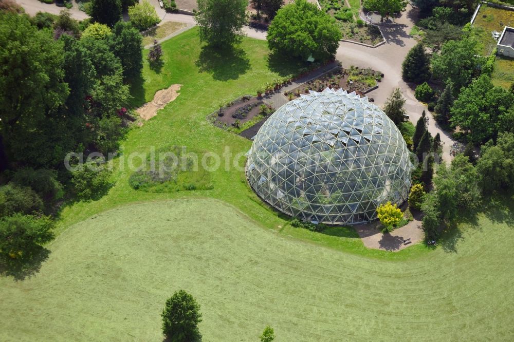 Düsseldorf from above - Cold greenhouse in the botanical garden of the Heinrich-Heine-University the Institute of Botany in the district Bilk in Düsseldorf in the state North Rhine-Westphalia. The greenhouse was built by the architect Georg Lippsmeier and Partners. The building is made of plexiglass plates