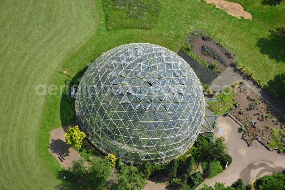 Aerial image Düsseldorf - Cold greenhouse in the botanical garden of the Heinrich-Heine-University the Institute of Botany in the district Bilk in Düsseldorf in the state North Rhine-Westphalia. The greenhouse was built by the architect Georg Lippsmeier and Partners. The building is made of plexiglass plates