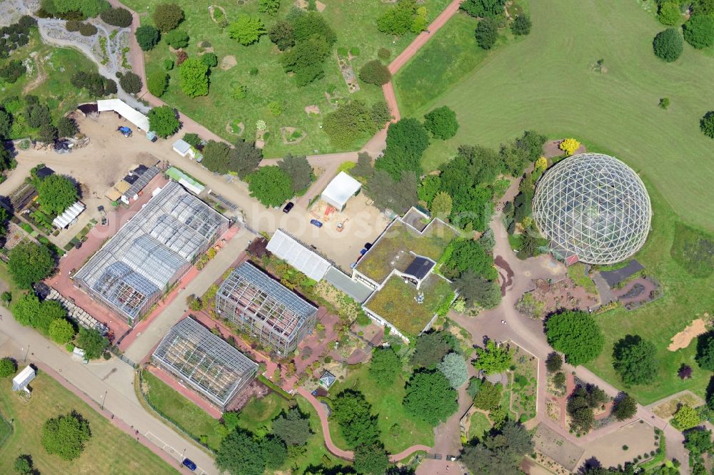 Düsseldorf from above - Cold greenhouse in the botanical garden of the Heinrich-Heine-University the Institute of Botany in the district Bilk in Düsseldorf in the state North Rhine-Westphalia. The greenhouse was built by the architect Georg Lippsmeier and Partners. The building is made of plexiglass plates