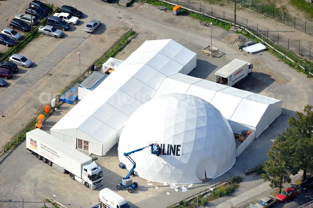 Berlin from above - Kuppel-Zelt des mobilen Expertenzentrum der Achim Walder Initiative Online Motor Deutschland OMD an der Oranienburger Straße in Berlin-Mitte. Die Initiative ist ein Projekt von Google Deutschland mit Partnern aus Wirtschaft und Politik. Dome tent of the experts centre Online Motor Deutschland in Berlin.