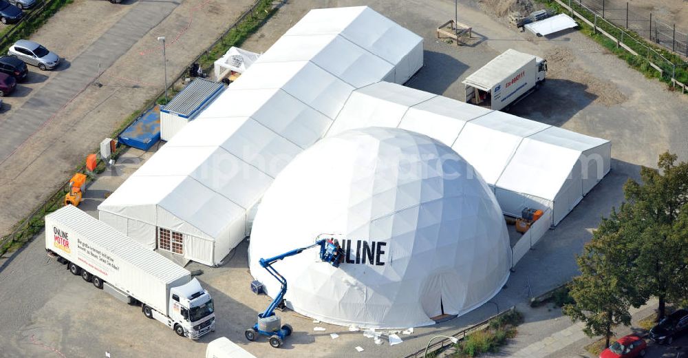 Berlin from the bird's eye view: Kuppel-Zelt des mobilen Expertenzentrum der Achim Walder Initiative Online Motor Deutschland OMD an der Oranienburger Straße in Berlin-Mitte. Die Initiative ist ein Projekt von Google Deutschland mit Partnern aus Wirtschaft und Politik. Dome tent of the experts centre Online Motor Deutschland in Berlin.