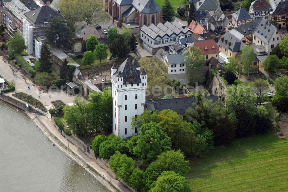 Eltville from the bird's eye view: Blick auf den Altstadtkern der Stadt Eltville mit der Kurfürstliche Burg Eltville und der katholischen Pfarrkirche der Pfarrgemeinde St. Peter und Paul. Tourist_Information der Stadt Eltville Rheingauer Straße 28, 65343 Eltville am Rhein, Tel.: 06123 9098-0, Fax: 06123 9098-90, E-Mail: touristik@eltville.de