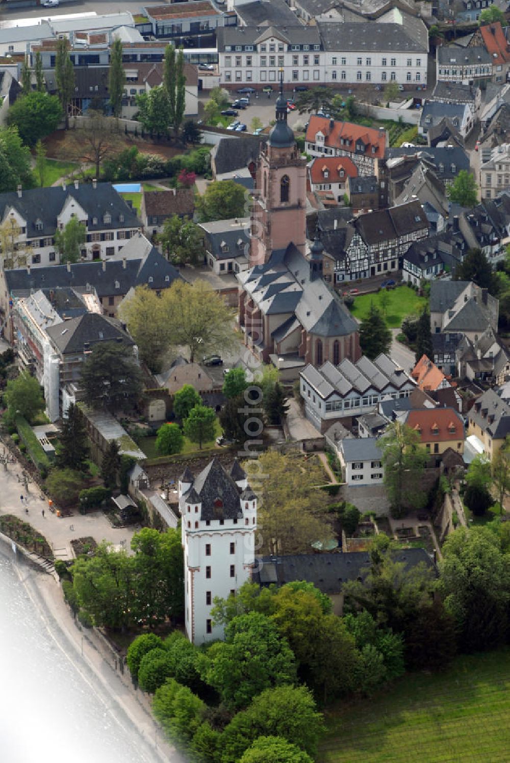 Aerial image Eltville - Blick auf den Altstadtkern der Stadt Eltville mit der Kurfürstliche Burg Eltville und der katholischen Pfarrkirche der Pfarrgemeinde St. Peter und Paul. Tourist_Information der Stadt Eltville Rheingauer Straße 28, 65343 Eltville am Rhein, Tel.: 06123 9098-0, Fax: 06123 9098-90, E-Mail: touristik@eltville.de