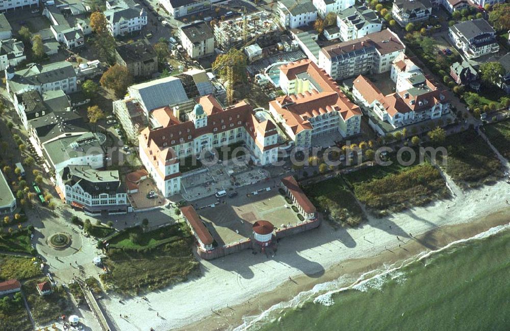 Binz auf Rügen / MV from the bird's eye view: Kurhaus Binz - Hotel der TRAVEL-CHARME Berlin an der Strandpromenade von Binz auf Rügen.