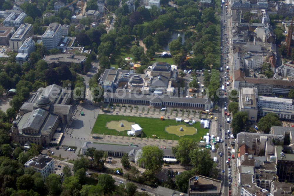 Aerial image Wiesbaden - Blick auf den Kurhausplatz Bowling Green in Wiesbaden. Das Bowling Green ist eine Grünanlage in der hessischen Landeshauptstadt Wiesbaden. Die Bezeichnung Bowling Green stammt angeblich von englischen Kurgästen aus dem 19. Jh., die den Rasen mit einem englischen Ballspielplatz verglichen (Bowle). Das Bowling Green wird wegen seiner beeindruckenden Kulisse oft für Open-Air-Veranstaltungen genutzt. So fanden hier beispielsweise schon des Öfteren Konzerte statt. An den Platz grenzen: Das Kurhaus Wiesbaden und das Hessische Staatstheater Wiesbaden so unter an derem die Spielbank Wiesbaden im Kurhaus.