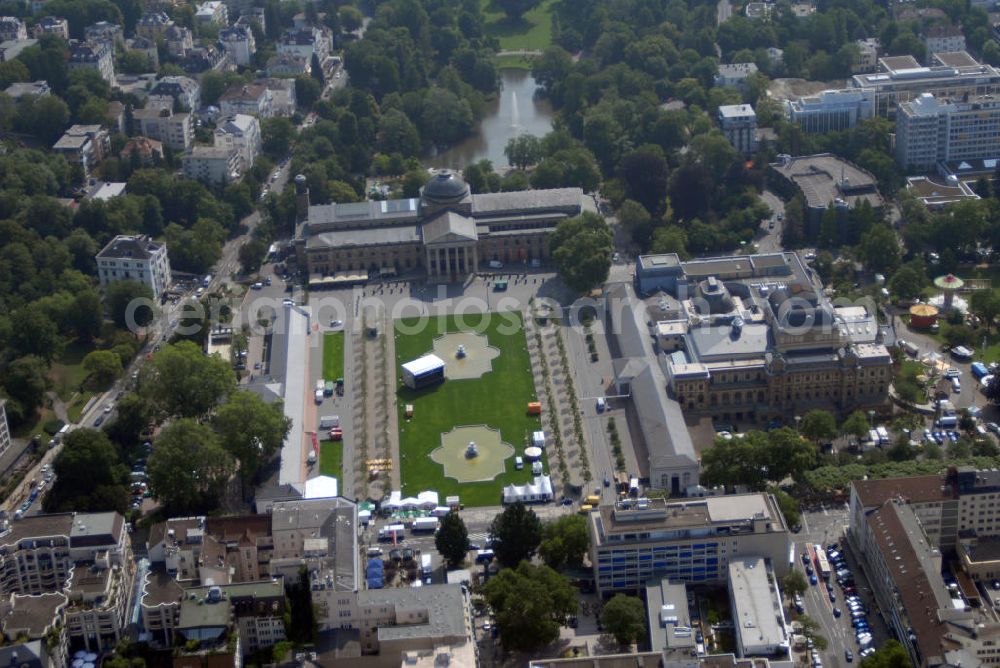 Aerial photograph Wiesbaden - Blick auf den Kurhausplatz Bowling Green in Wiesbaden. Das Bowling Green ist eine Grünanlage in der hessischen Landeshauptstadt Wiesbaden. Die Bezeichnung Bowling Green stammt angeblich von englischen Kurgästen aus dem 19. Jh., die den Rasen mit einem englischen Ballspielplatz verglichen (Bowle). Das Bowling Green wird wegen seiner beeindruckenden Kulisse oft für Open-Air-Veranstaltungen genutzt. So fanden hier beispielsweise schon des Öfteren Konzerte statt. An den Platz grenzen: Das Kurhaus Wiesbaden und das Hessische Staatstheater Wiesbaden so unter an derem die Spielbank Wiesbaden im Kurhaus.