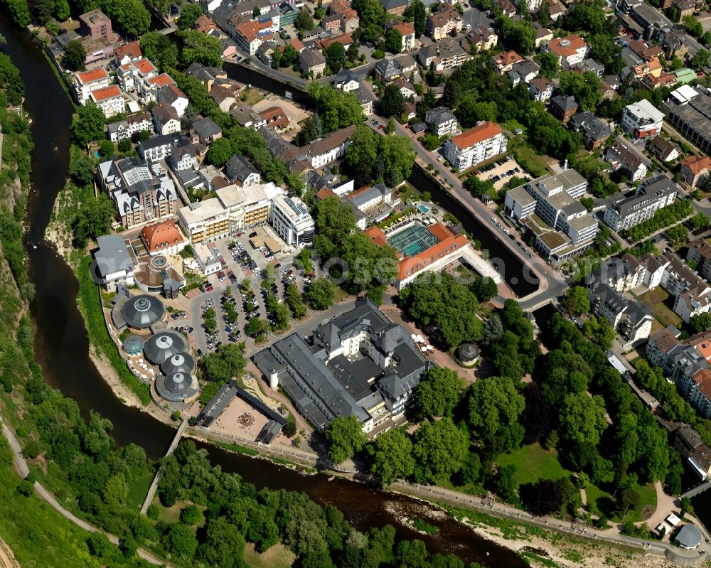 Aerial photograph Bad Kreuznach - Spa and spa gardens of Bad Kreuznach in the state of Rhineland-Palatinate. Bad Kreuznach is a spa town and county capital and is located on the rivers Nahe and Ellerbach. Apart from historic buildings and parts of the town, there are also several residential areas with multi-family homes and estates. The facilities of the spa and resorts such as the Crucenia spa and Baths are located on the right riverbank of the Nahe, in the West of the town centre