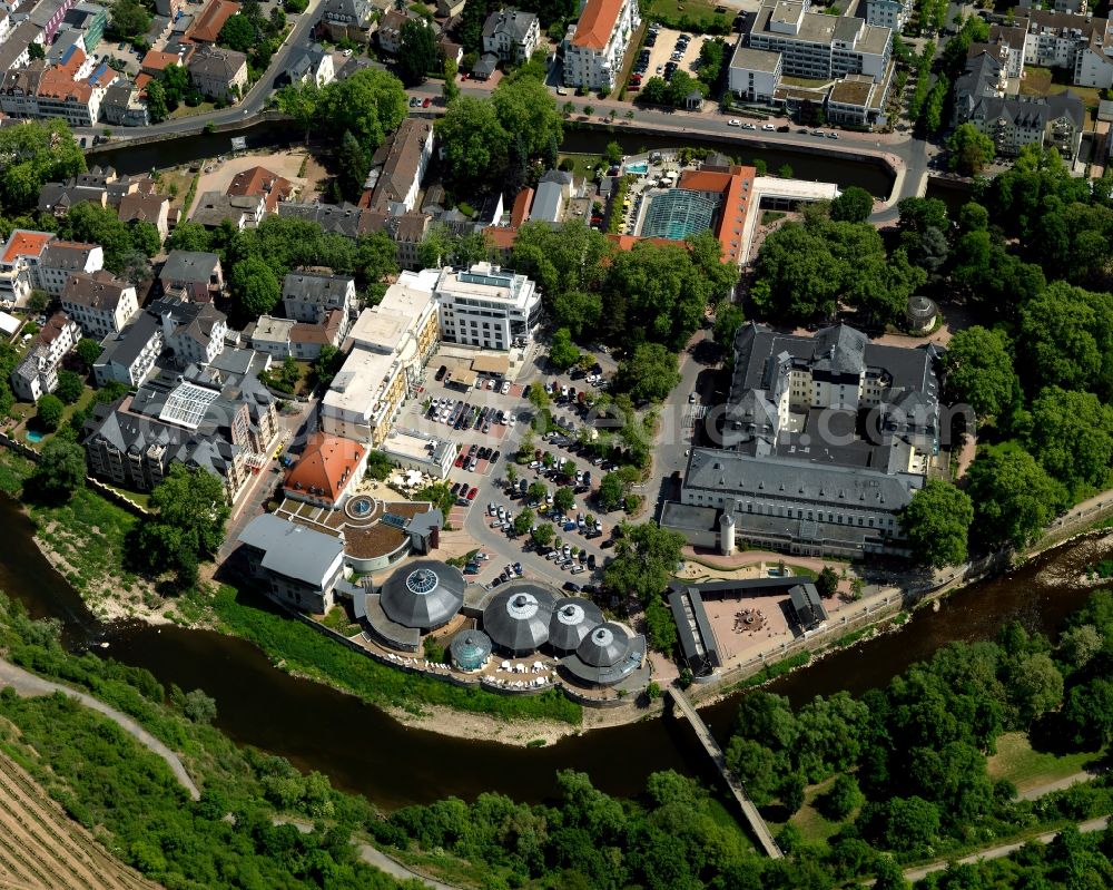 Bad Kreuznach from the bird's eye view: Spa and spa gardens of Bad Kreuznach in the state of Rhineland-Palatinate. Bad Kreuznach is a spa town and county capital and is located on the rivers Nahe and Ellerbach. Apart from historic buildings and parts of the town, there are also several residential areas with multi-family homes and estates. The facilities of the spa and resorts such as the Crucenia spa and Baths are located on the right riverbank of the Nahe, in the West of the town centre