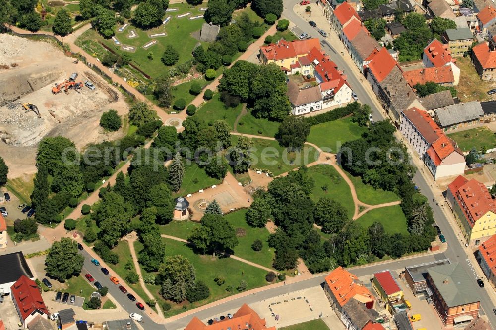 Bad Frankenhausen/Kyffhäuser from above - The spa park of Bad Frankenhausen in Thuringia is located in the center of town at Kyffhaeuserweg. At the spa park two salt springs emerge that provide exceptional healing and highly concentrated brine. At the pavilion in the season afternoon concerts take place. A mini golf course completes the offer. In addition to the spa on site creates a brine Vital Park with salt cave