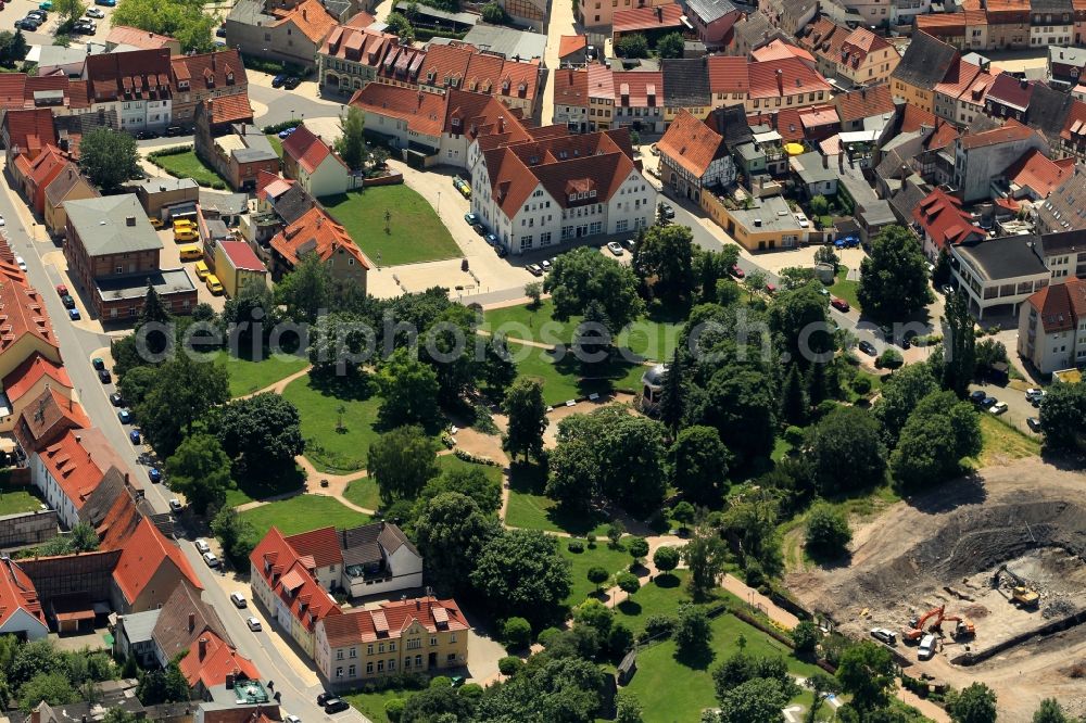 Aerial image Bad Frankenhausen/Kyffhäuser - The spa park of Bad Frankenhausen in Thuringia is located in the center of town at Kyffhaeuserweg. At the spa park two salt springs emerge that provide exceptional healing and highly concentrated brine. At the pavilion in the season afternoon concerts take place. In addition to the spa on site creates a brine Vital Park with salt cave. In the parking lot of the old post office, the postal cars are ready for departure. In the historic house on the street Erfurt holiday apartments offered