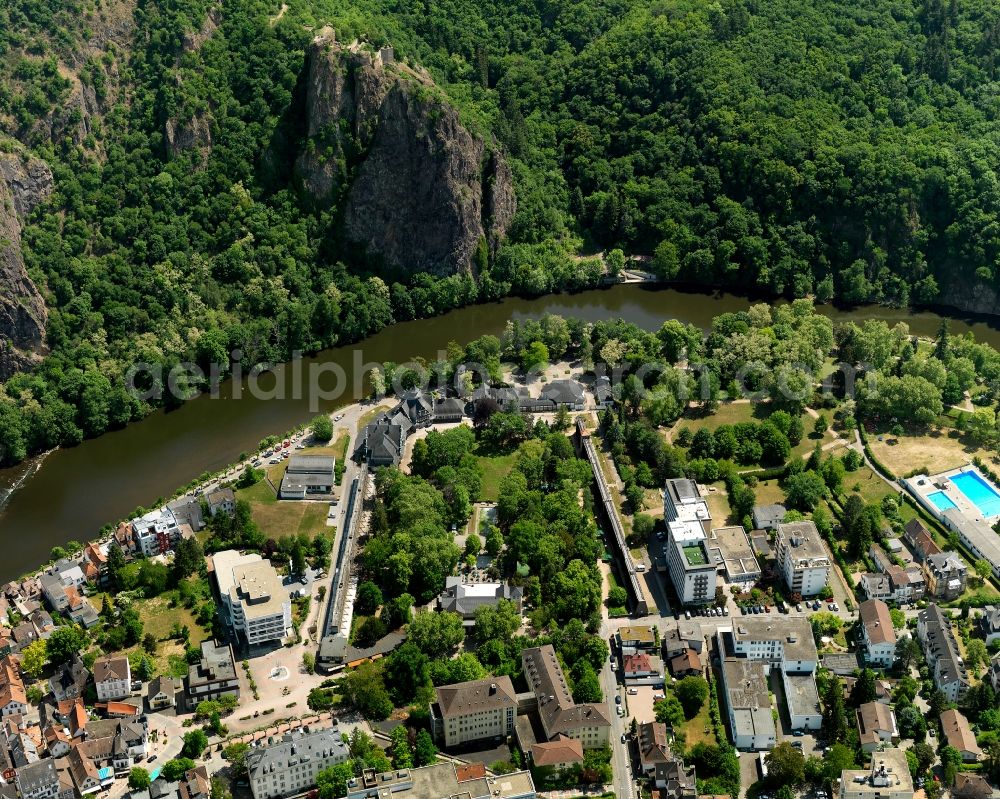 Aerial image Bad Münster am Stein-Ebernburg - Spa gardens of the Bad Muenster am Stein-Ebernburg part of Bad Kreuznach in the state of Rhineland-Palatinate. Bad Muenster is a spa resort and has been made a district of Bad Kreuznach in 2014. It is located in the valley of the river Nahe, surrounded by forest which are landmarks and important tourist sites, forest and vineyards. The spa gardens with its park and historic buildings are located on the riverbank of the Nahe