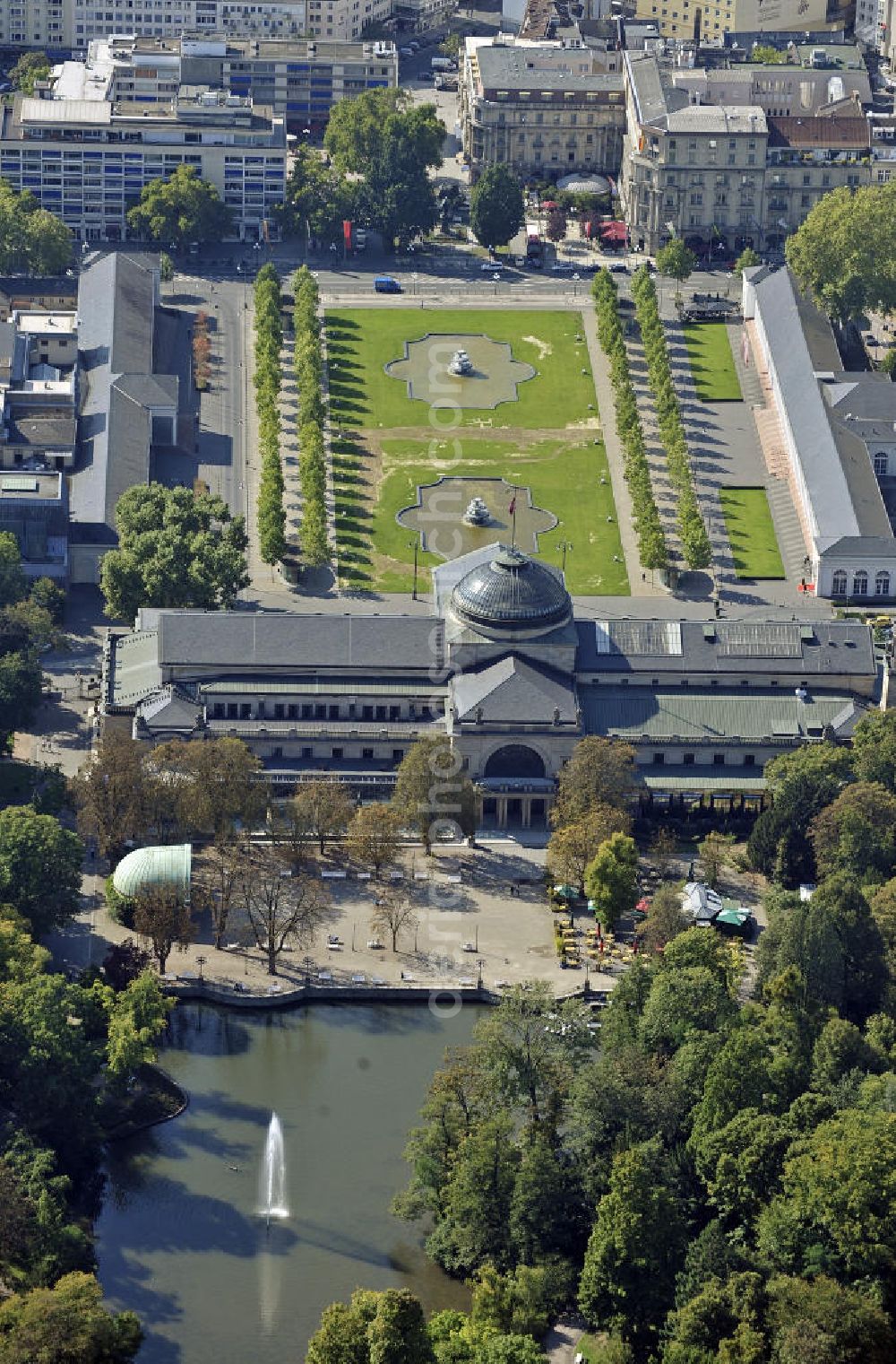 Wiesbaden from the bird's eye view: Blick über den Kurpark Wiesbaden mit dem Staatstheater, dem Kurhaus und dem Kleinen Kasino im Hintergrund (v.l.n.r). Der Kurpark wurde 1852 im Stil eines Englischen Landschaftsgartens angelegt. View of the Wiesbaden with the State Theatre, the Kurhaus and the little casino in the background (left to right). The park was created in 1852 in the style of an English landscape garden.