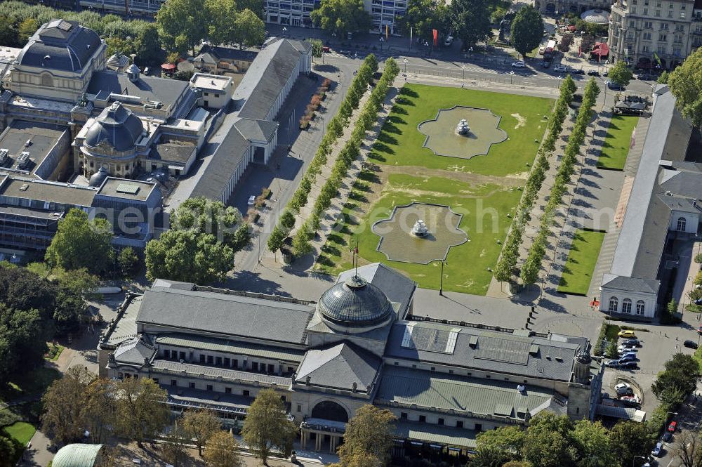 Aerial image Wiesbaden - Blick über den Kurpark Wiesbaden mit dem Staatstheater, dem Kurhaus und dem Kleinen Kasino im Hintergrund (v.l.n.r). Der Kurpark wurde 1852 im Stil eines Englischen Landschaftsgartens angelegt. View of the Wiesbaden with the State Theatre, the Kurhaus and the little casino in the background (left to right). The park was created in 1852 in the style of an English landscape garden.