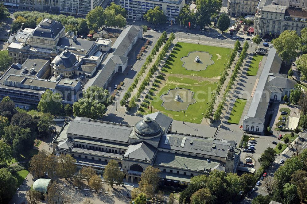 Aerial photograph Wiesbaden - Blick über den Kurpark Wiesbaden mit dem Staatstheater, dem Kurhaus und dem Kleinen Kasino im Hintergrund (v.l.n.r). Der Kurpark wurde 1852 im Stil eines Englischen Landschaftsgartens angelegt. View of the Wiesbaden with the State Theatre, the Kurhaus and the little casino in the background (left to right). The park was created in 1852 in the style of an English landscape garden.