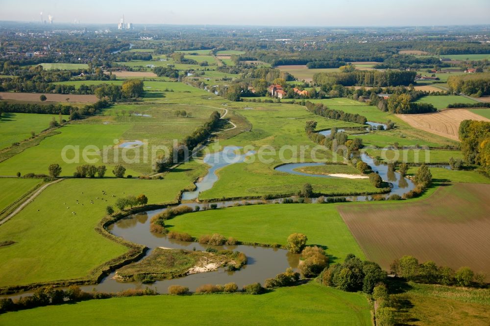 Hamm from the bird's eye view: Curves in the course of the river the lip on the lip Meadows near Hamm in North Rhine-Westphalia