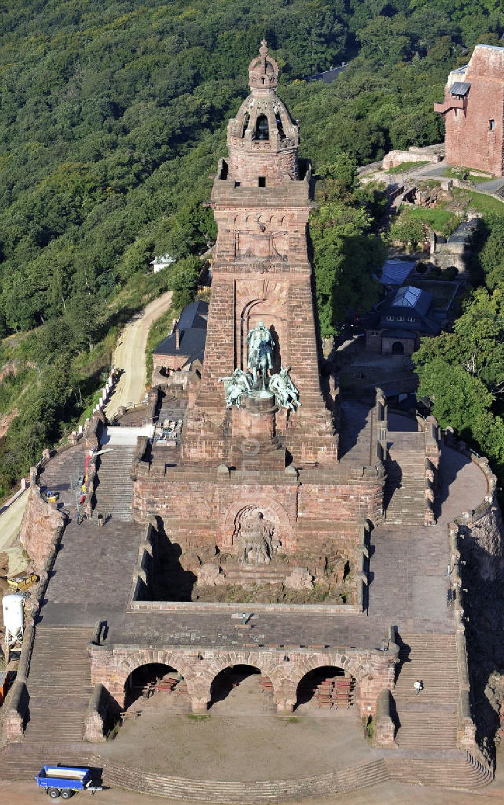 Aerial photograph Bad Frankenhausen - Blick auf das Kyffhäuserdenkmal in Bad Frankenhausen. Das Kyffhäuserdenkmal (auch Barbarossadenkmal oder Kaiser-Wilhelm-Denkmal) auf der Kuppe des Kyffhäuserberges wurde 1890 bis 1896 zu Ehren von Kaiser Wilhelm I. errichtet. Es ist das drittgrößte Denkmal Deutschlands. View of the Kyffhäuser monument in Bad Frankenhausen. The Kyffhäuser monument (also Barbarossa Monument or Kaiser-Wilhelm-monument) on the top of the Mount Kyffhäuser was built from 1890 to 1896 in honor of Kaiser Wilhelm I.. It is the third largest monument in Germany.