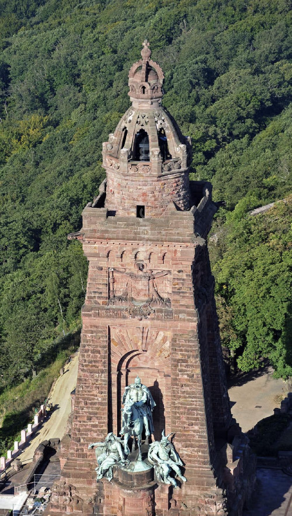 Bad Frankenhausen from above - Blick auf das Kyffhäuserdenkmal in Bad Frankenhausen. Das Kyffhäuserdenkmal (auch Barbarossadenkmal oder Kaiser-Wilhelm-Denkmal) auf der Kuppe des Kyffhäuserberges wurde 1890 bis 1896 zu Ehren von Kaiser Wilhelm I. errichtet. Es ist das drittgrößte Denkmal Deutschlands. View of the Kyffhäuser monument in Bad Frankenhausen. The Kyffhäuser monument (also Barbarossa Monument or Kaiser-Wilhelm-monument) on the top of the Mount Kyffhäuser was built from 1890 to 1896 in honor of Kaiser Wilhelm I.. It is the third largest monument in Germany.