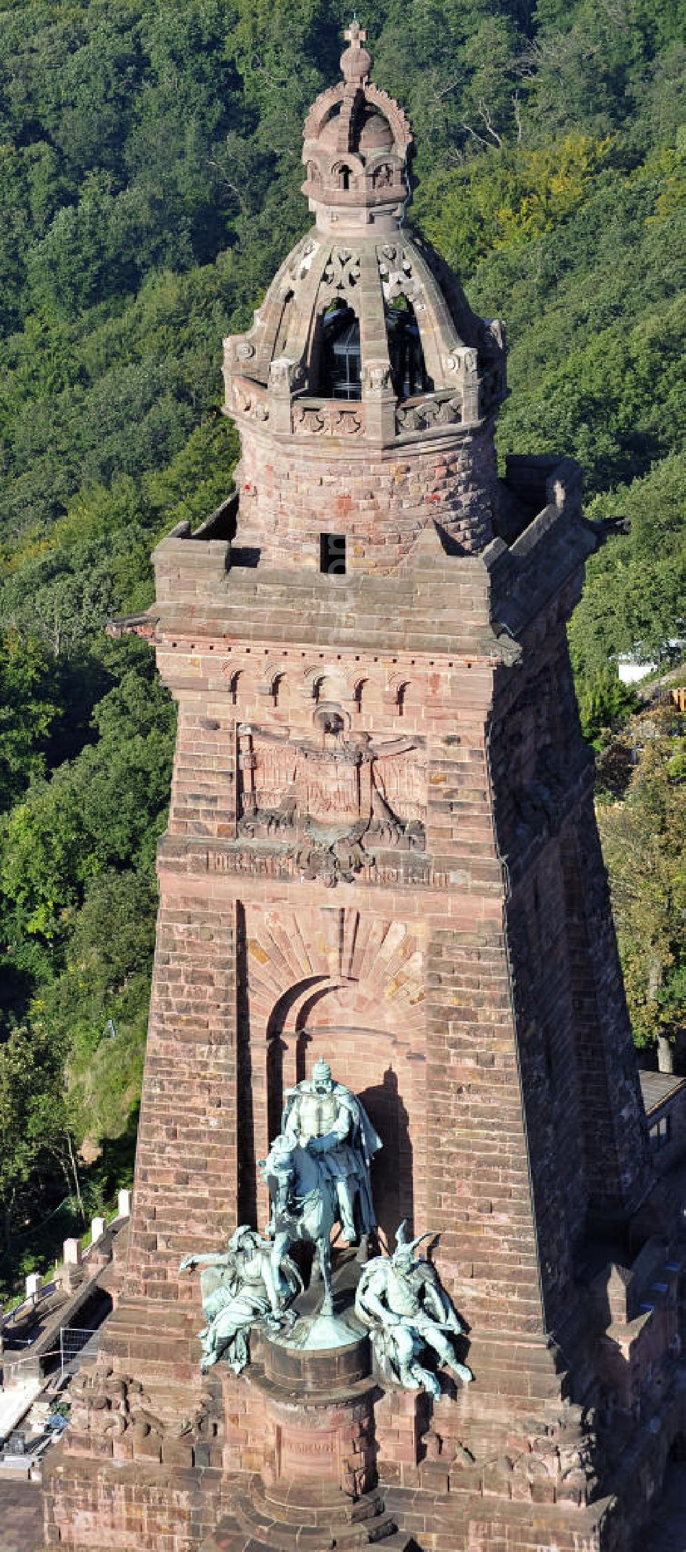 Aerial image Bad Frankenhausen - Blick auf das Kyffhäuserdenkmal in Bad Frankenhausen. Das Kyffhäuserdenkmal (auch Barbarossadenkmal oder Kaiser-Wilhelm-Denkmal) auf der Kuppe des Kyffhäuserberges wurde 1890 bis 1896 zu Ehren von Kaiser Wilhelm I. errichtet. Es ist das drittgrößte Denkmal Deutschlands. View of the Kyffhäuser monument in Bad Frankenhausen. The Kyffhäuser monument (also Barbarossa Monument or Kaiser-Wilhelm-monument) on the top of the Mount Kyffhäuser was built from 1890 to 1896 in honor of Kaiser Wilhelm I.. It is the third largest monument in Germany.