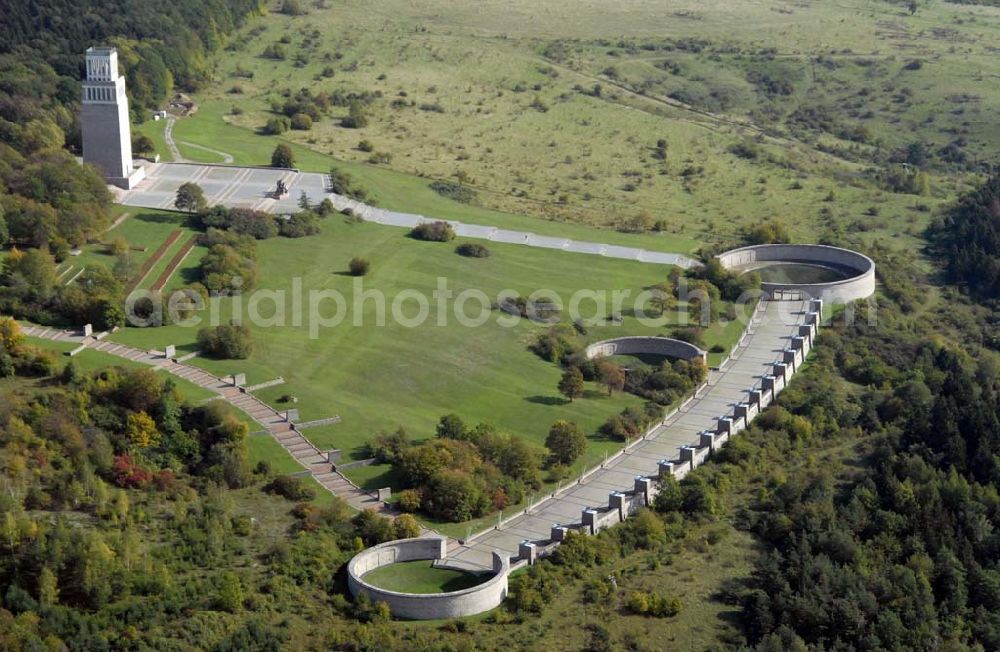 Weimar from the bird's eye view: Blick auf den Ettersberger Friedhof des KZ Buchenwald. Im März/April 1945 ließ die SS hier ca. 3000 Tote verscharren. Drei der Grabtrichter wurden in Form von Ringgräbern zum Bestandteil des in den 50er Jahren gebauten Mahnmals. Der Turm der Freiheit ist dem Widerstandskampf im Lager gewidmet. Kontakt: Gedenkstätte Buchenwald, 99427 Weimar-Buchenwald; Tel. 03643/4300;