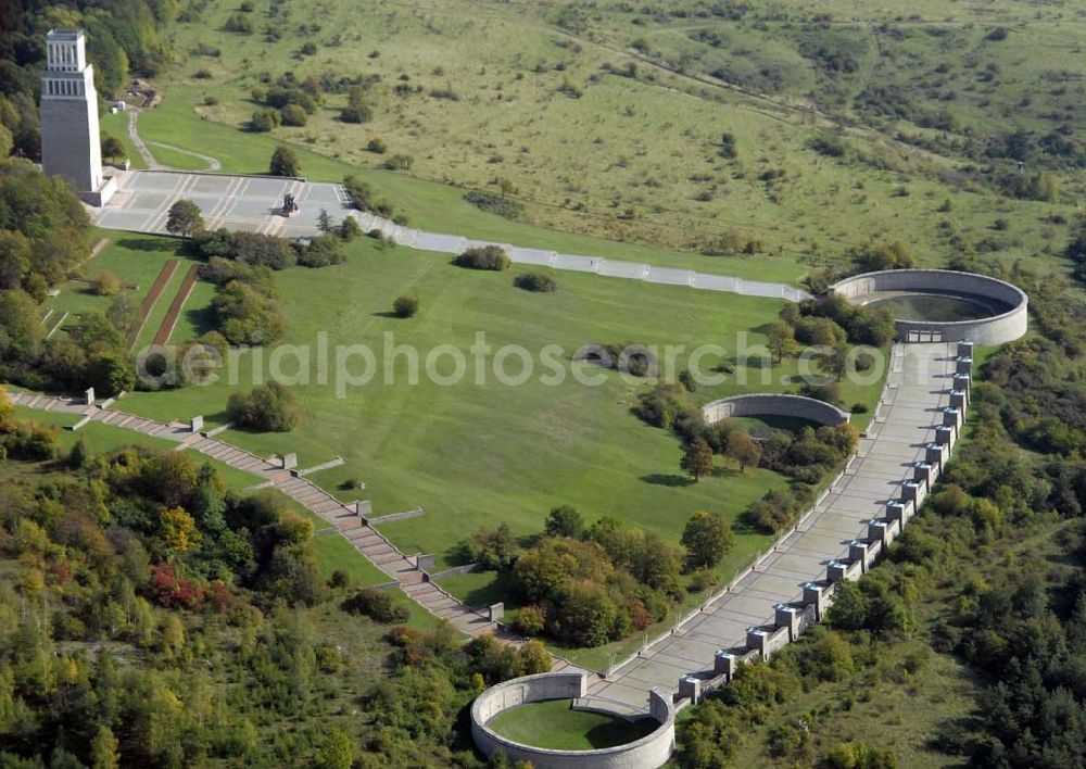 Aerial image Weimar - Blick auf den Ettersberger Friedhof des KZ Buchenwald. Im März/April 1945 ließ die SS hier ca. 3000 Tote verscharren. Drei der Grabtrichter wurden in Form von Ringgräbern zum Bestandteil des in den 50er Jahren gebauten Mahnmals. Der Turm der Freiheit ist dem Widerstandskampf im Lager gewidmet. Kontakt: Gedenkstätte Buchenwald, 99427 Weimar-Buchenwald; Tel. 03643/4300;