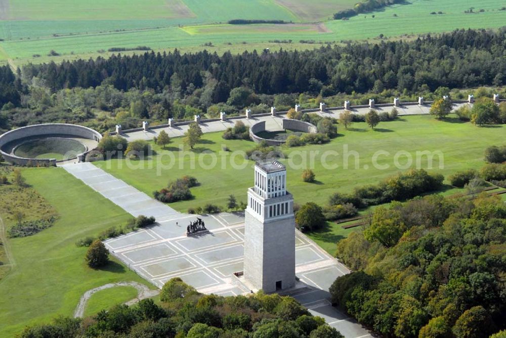 Weimar from above - Blick auf den Etttersberger Friedhof des KZ Buchenwald. Im März/April 1945 ließ die SS hier ca. 3000 Tote verscharren. Drei der Grabtrichter wurden in Form von Ringgräbern zum Bestandteil des in den 50er Jahren gebauten Mahnmals. Der Turm der Freiheit ist dem Widerstandskampf im Lager gewidmet. Anschrift: Gedenkstätte Buchenwald, 99427 Weimar-Buchenwald; Tel. 03643/4300;