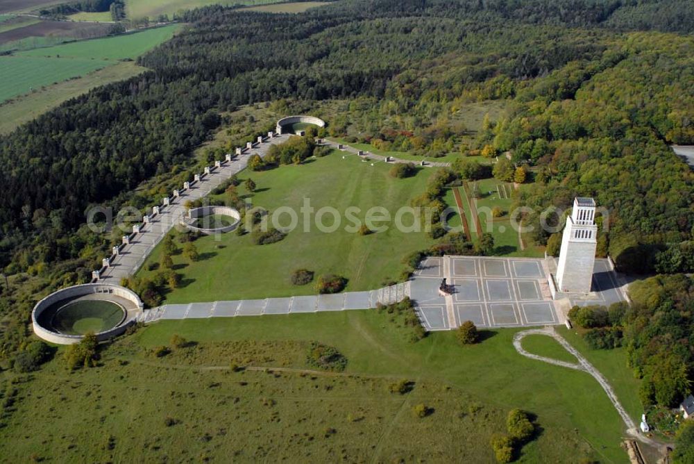 Weimar from the bird's eye view: Blick auf den Etttersberger Friedhof des KZ Buchenwald. Im März/April 1945 ließ die SS hier ca. 3000 Tote verscharren. Drei der Grabtrichter wurden in Form von Ringgräbern zum Bestandteil des in den 50er Jahren gebauten Mahnmals. Der Turm der Freiheit ist dem Widerstandskampf im Lager gewidmet. Anschrift: Gedenkstätte Buchenwald, 99427 Weimar-Buchenwald; Tel. 03643/4300;