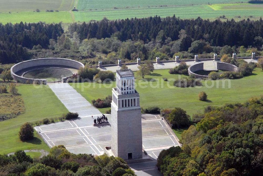 Weimar from above - Blick auf den Turm der Freiheit auf dem Ettersberger Friedhof des KZ Buchenwald. Vor dem Glockenturm steht die Figurengruppe von Fritz Cremer. Das Mahnmal wurde in den 50er Jahren errichtet. Anschrift: Gedenkstätte Buchenwald, 99427 Weimar-Buchenwald; Tel. 03643/4300;