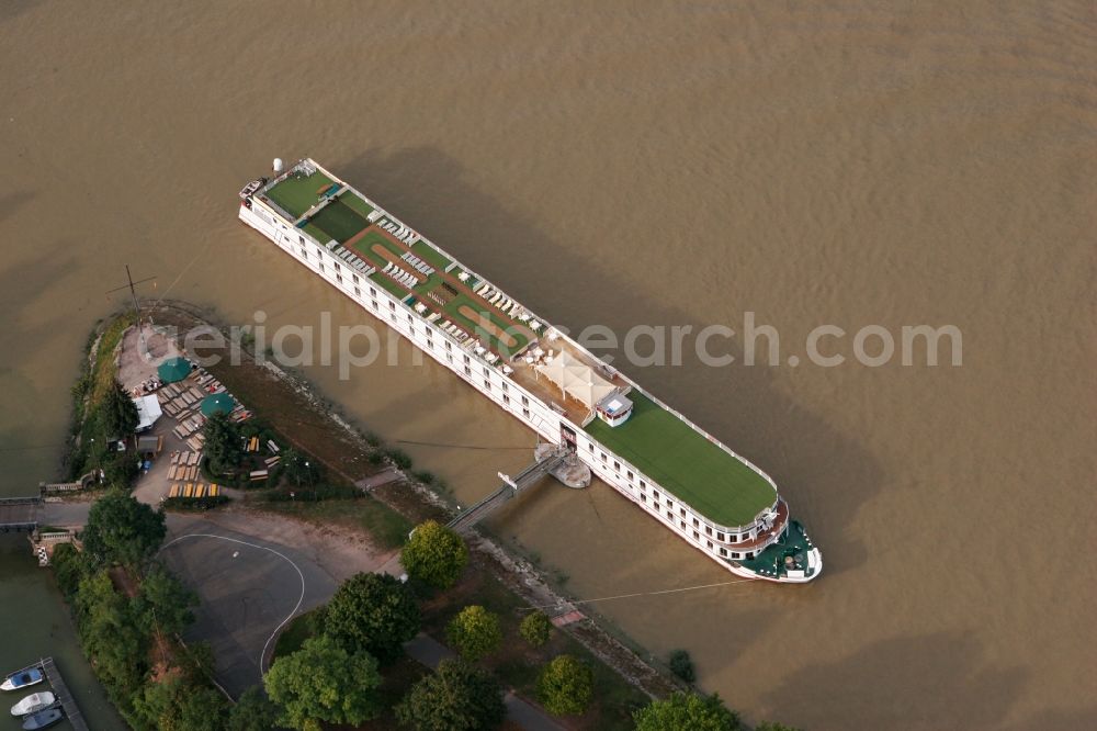 Mainz from the bird's eye view: The L ' Arcade partyship and the open- air pub at the riverside of the Rhine in Mainz in Rhineland-Palatinate