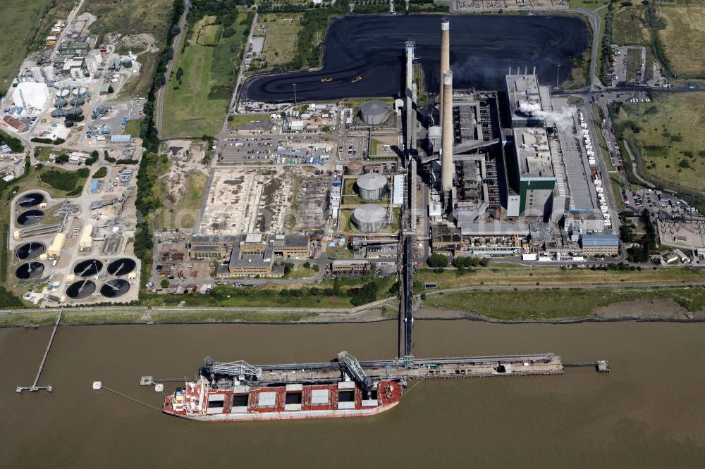 Aerial photograph Tilbury - Blick auf das Öl- und Kohlekraftwerk Tilbury an der Mündung der Themse. Es besitzt eine Kapazität von 1,8 Gigawatt. View of the oil and coal power station Tilbury at the mouth of the River Thames. The power plant has a capacity of 1.8 gigawatts.