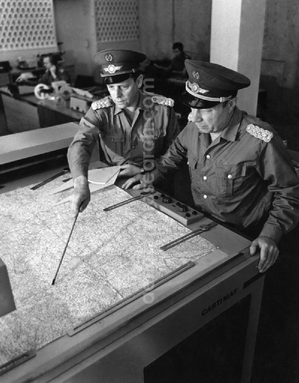 Aerial photograph Strausberg - Laagebesprechung im Kommando Luftstreitkräfte / Luftverteidigung der Nationalen Volksarmee der DDR duch Generalleutnant Herbert Scheibe, (15 Mar 1967-14 Mar 1972) und links der spätere Chef der LSK / LV der NVA Generalmajor Wolfgang Reinhold, (15 Mar 1972-30 Nov 1989)