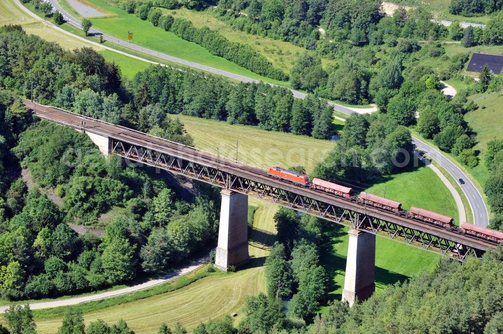 Beratzhausen from above - Güterverkehr / Güterzug auf dem 306 Meter langen Laberviadukt bzw. der Deininger Brücke / Eisenbahnbrücke bei Beratzhausen. Das Viadukt führt über das Tal der Weißen Laber, ein Nebenfluß der Altmühl in Bayern. Freight traffic / cargo train at the viaduct / Deininger bridge a rail bridge near by Berathausen in Bavaria.