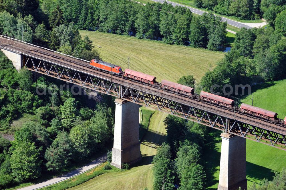 Beratzhausen from the bird's eye view: Güterverkehr / Güterzug auf dem 306 Meter langen Laberviadukt bzw. der Deininger Brücke / Eisenbahnbrücke bei Beratzhausen. Das Viadukt führt über das Tal der Weißen Laber, ein Nebenfluß der Altmühl in Bayern. Freight traffic / cargo train at the viaduct / Deininger bridge a rail bridge near by Berathausen in Bavaria.