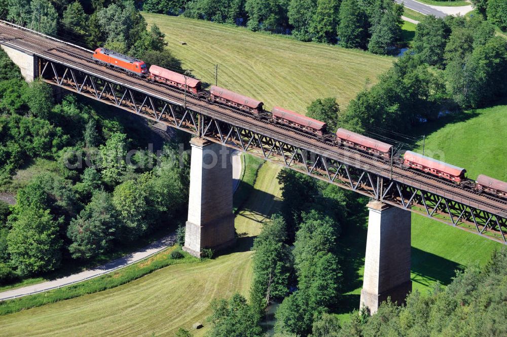 Aerial image Beratzhausen - Güterverkehr / Güterzug auf dem 306 Meter langen Laberviadukt bzw. der Deininger Brücke / Eisenbahnbrücke bei Beratzhausen. Das Viadukt führt über das Tal der Weißen Laber, ein Nebenfluß der Altmühl in Bayern. Freight traffic / cargo train at the viaduct / Deininger bridge a rail bridge near by Berathausen in Bavaria.