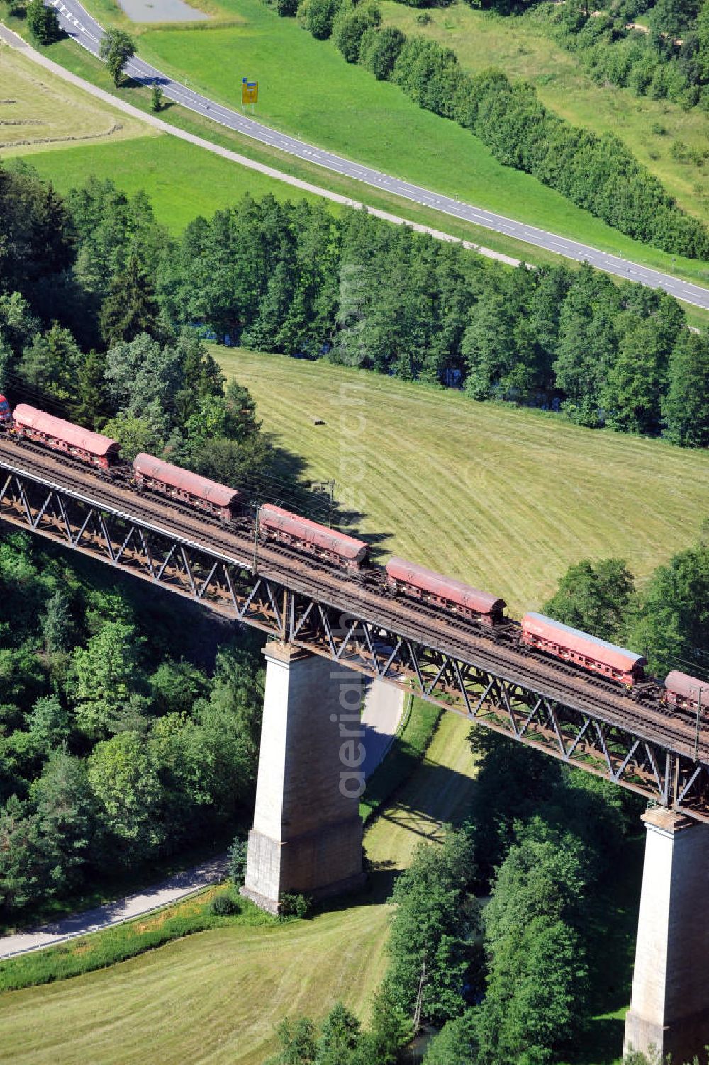 Aerial photograph Beratzhausen - Güterverkehr / Güterzug auf dem 306 Meter langen Laberviadukt bzw. der Deininger Brücke / Eisenbahnbrücke bei Beratzhausen. Das Viadukt führt über das Tal der Weißen Laber, ein Nebenfluß der Altmühl in Bayern. Freight traffic / cargo train at the viaduct / Deininger bridge a rail bridge near by Berathausen in Bavaria.