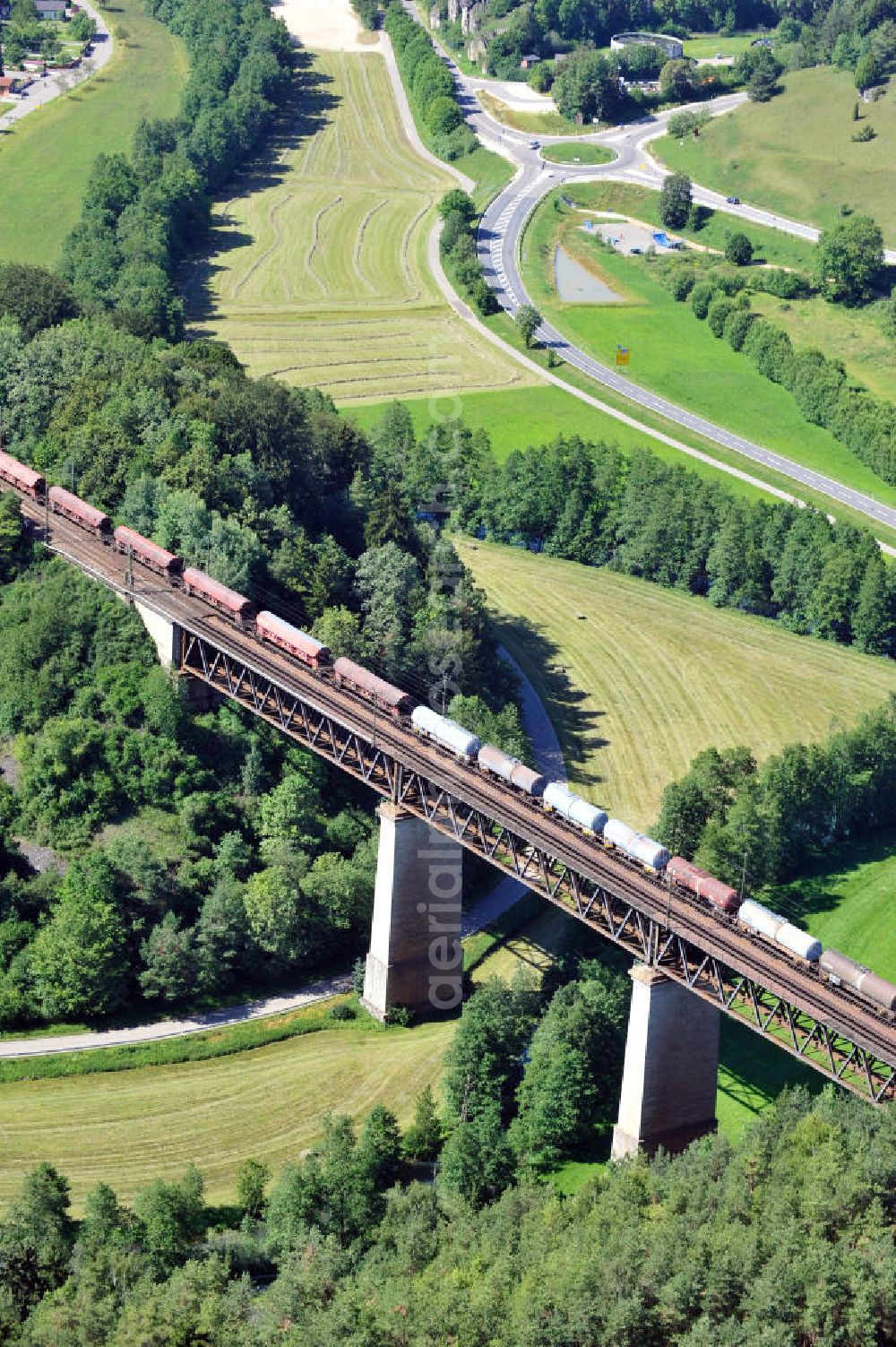 Beratzhausen from above - Güterverkehr / Güterzug auf dem 306 Meter langen Laberviadukt bzw. der Deininger Brücke / Eisenbahnbrücke bei Beratzhausen. Das Viadukt führt über das Tal der Weißen Laber, ein Nebenfluß der Altmühl in Bayern. Freight traffic / cargo train at the viaduct / Deininger bridge a rail bridge near by Berathausen in Bavaria.