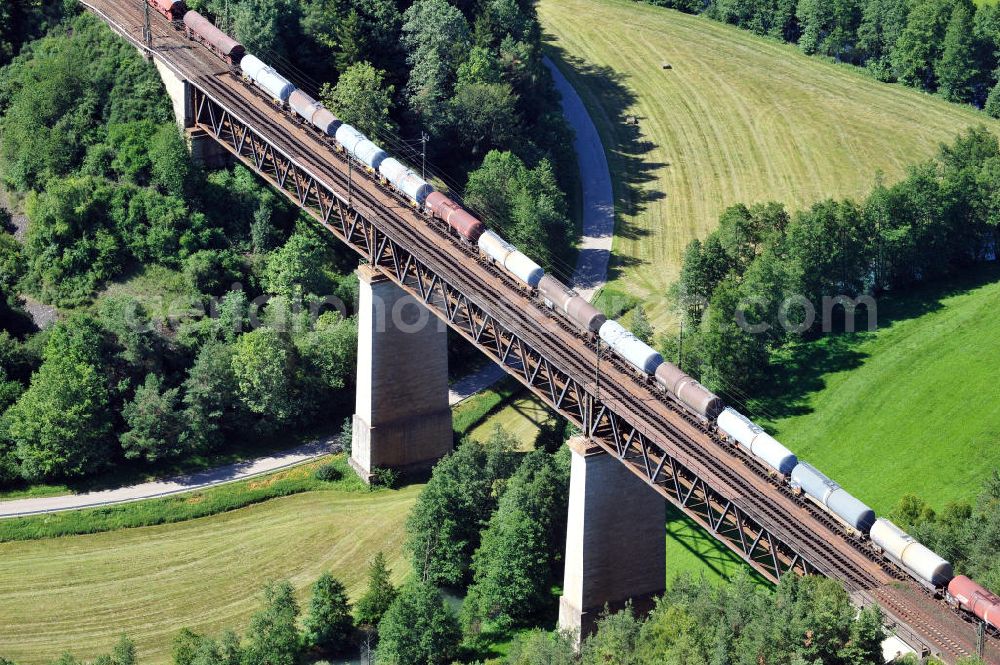 Beratzhausen from the bird's eye view: Güterverkehr / Güterzug auf dem 306 Meter langen Laberviadukt bzw. der Deininger Brücke / Eisenbahnbrücke bei Beratzhausen. Das Viadukt führt über das Tal der Weißen Laber, ein Nebenfluß der Altmühl in Bayern. Freight traffic / cargo train at the viaduct / Deininger bridge a rail bridge near by Berathausen in Bavaria.