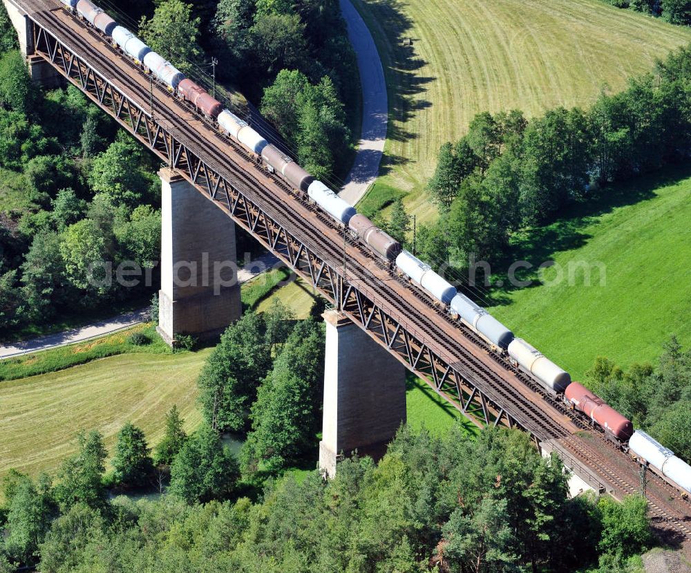 Aerial image Beratzhausen - Güterverkehr / Güterzug auf dem 306 Meter langen Laberviadukt bzw. der Deininger Brücke / Eisenbahnbrücke bei Beratzhausen. Das Viadukt führt über das Tal der Weißen Laber, ein Nebenfluß der Altmühl in Bayern. Freight traffic / cargo train at the viaduct / Deininger bridge a rail bridge near by Berathausen in Bavaria.