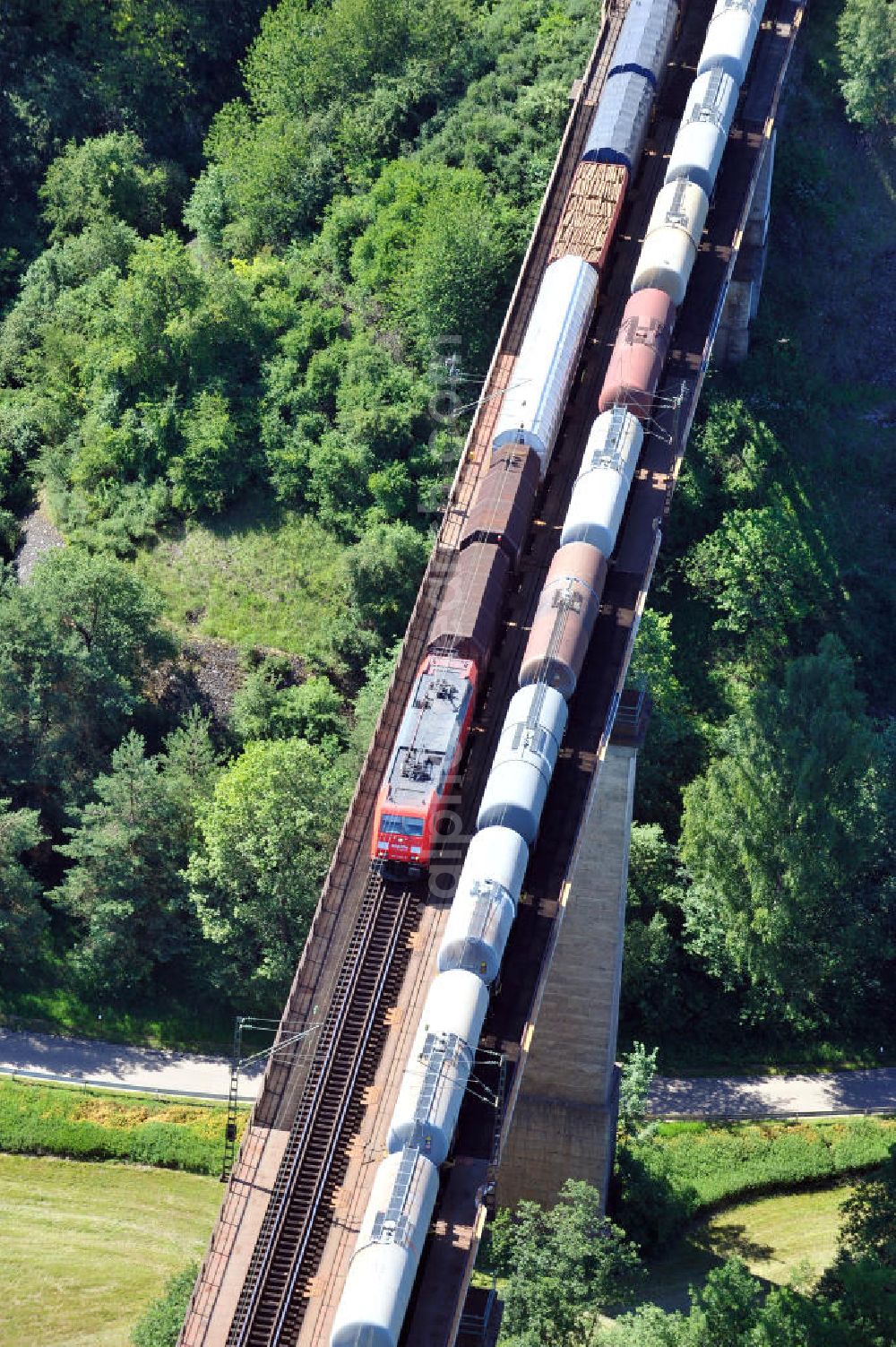 Aerial photograph Beratzhausen - Güterverkehr / Güterzug auf dem 306 Meter langen Laberviadukt bzw. der Deininger Brücke / Eisenbahnbrücke bei Beratzhausen. Das Viadukt führt über das Tal der Weißen Laber, ein Nebenfluß der Altmühl in Bayern. Freight traffic / cargo train at the viaduct / Deininger bridge a rail bridge near by Berathausen in Bavaria.