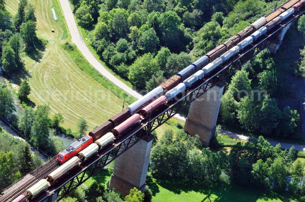 Beratzhausen from above - Güterverkehr / Güterzug auf dem 306 Meter langen Laberviadukt bzw. der Deininger Brücke / Eisenbahnbrücke bei Beratzhausen. Das Viadukt führt über das Tal der Weißen Laber, ein Nebenfluß der Altmühl in Bayern. Freight traffic / cargo train at the viaduct / Deininger bridge a rail bridge near by Berathausen in Bavaria.