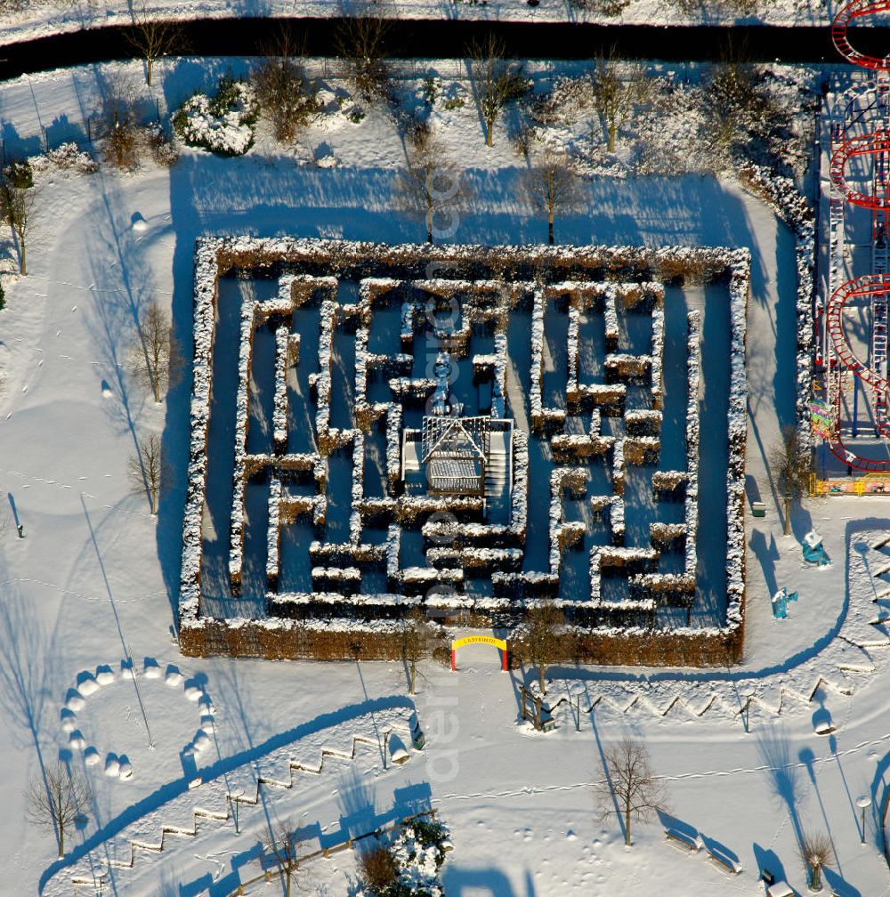 Aerial photograph Oberhausen - Labyrinth of the Centro-Park in Oberhausen ( North Rhine-Westphalia ) in winter. The Centro-Park is an amusement park, which is part of the recreation project Neue Mitte for the city center of Oberhausen. The park was built in 1996 by Centro, a carrier of a shopping center in Oberhausen, on an abandoned industrial area