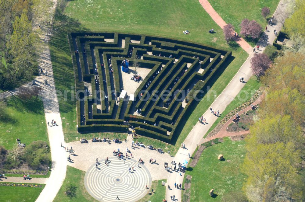 Berlin from the bird's eye view: Frühjahrsstimmung im Labyrinth der Mitte im Erholungspark Marzahn. Spring mood in the middle of the labyrinth in the Marzahn Recreational Park.