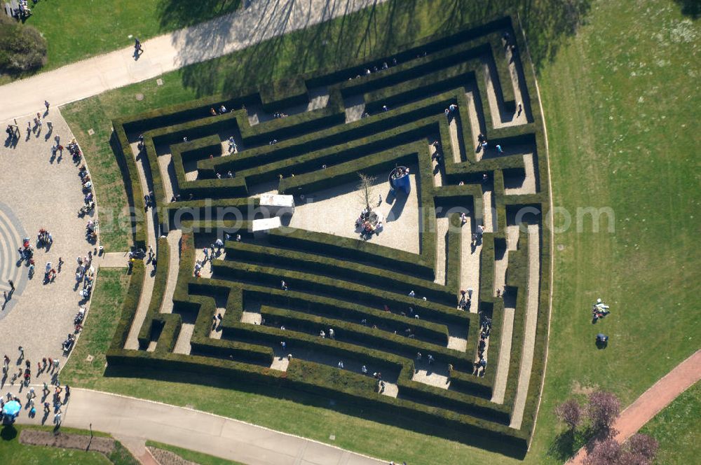 Berlin from above - Frühjahrsstimmung im Labyrinth der Mitte im Erholungspark Marzahn. Spring mood in the middle of the labyrinth in the Marzahn Recreational Park.